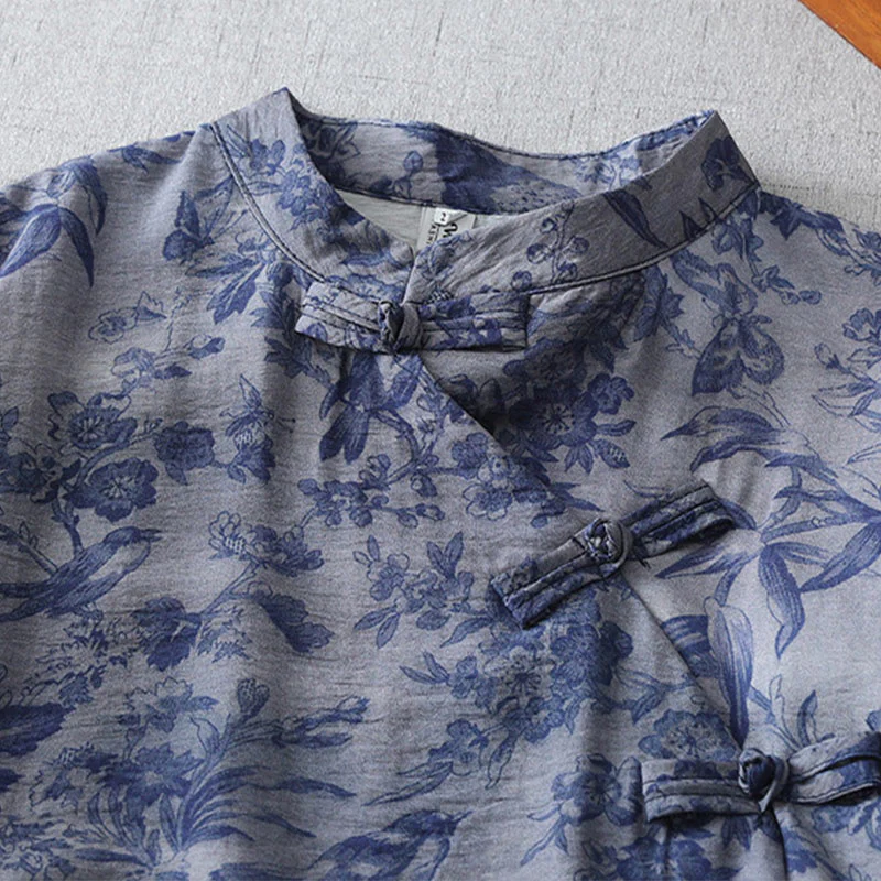 Abito midi in cotone con collo alla coreana, maniche corte, stampa di fiori e foglie, con bottoni a rana e Buddha Stones - Image 4