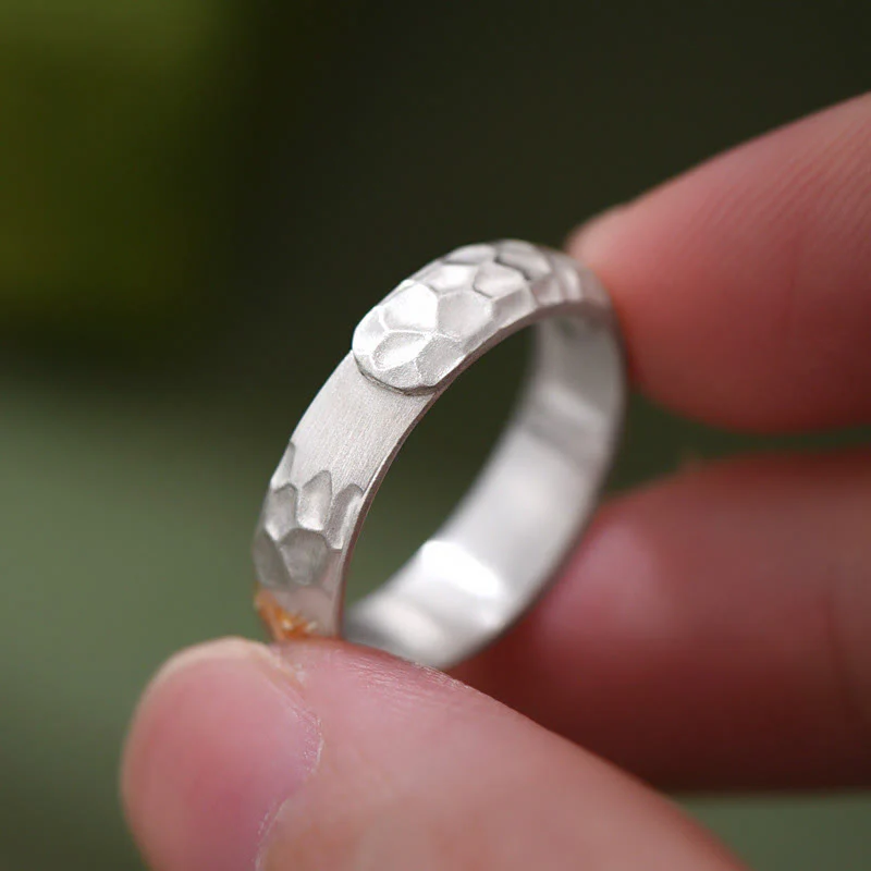 Anello dell'equilibrio Om Mani Padme Hum con motivo a martello in argento sterling 999 Buddha Stones - Image 4