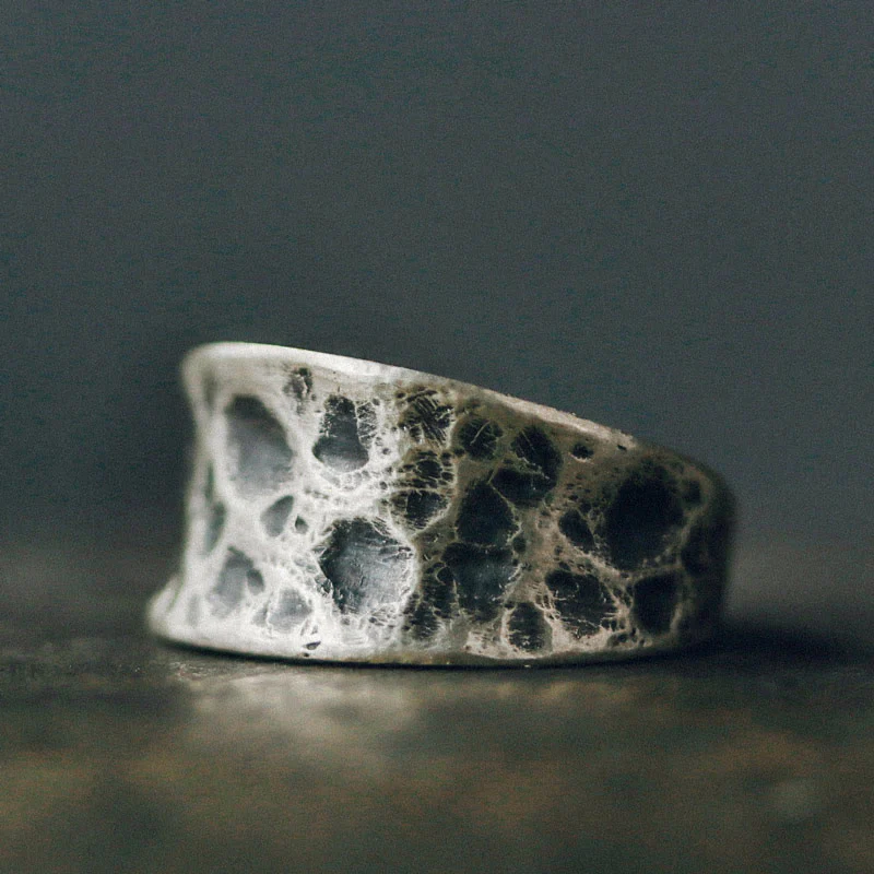 Anello di protezione con motivo a texture a rilievo in argento sterling 925 Buddha Stones