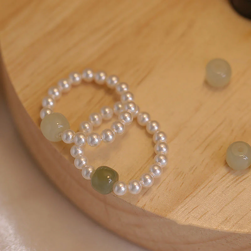 Anello portafortuna con perle di giada rotonde e Buddha Stones
