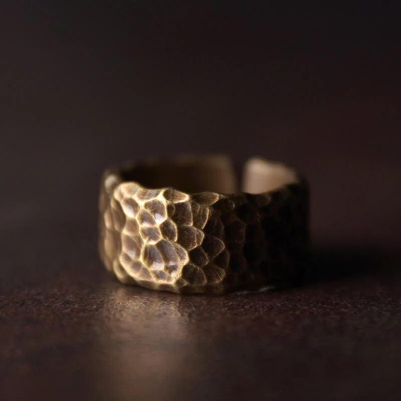 Anello portafortuna in ottone e rame con motivo a rilievo tibetano - Image 13