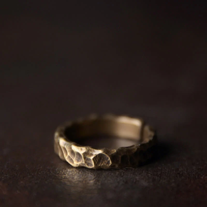 Anello portafortuna in ottone e rame con motivo a rilievo tibetano - Image 3