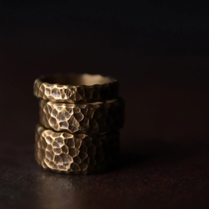Anello portafortuna in ottone e rame con motivo a rilievo tibetano - Image 5
