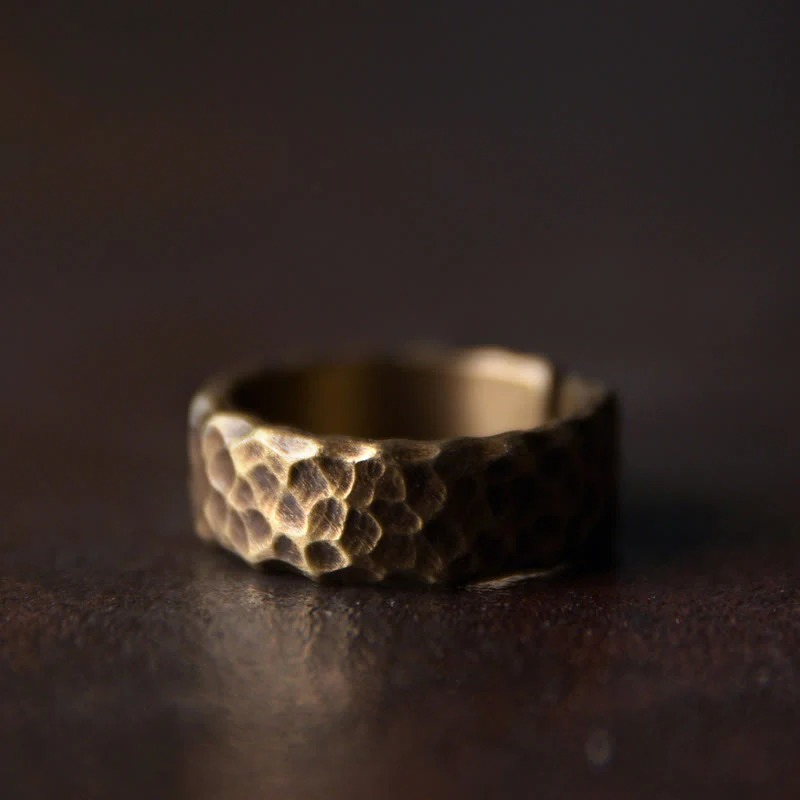 Anello portafortuna in ottone e rame con motivo a rilievo tibetano - Image 7