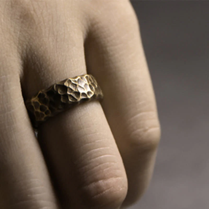 Anello portafortuna in ottone e rame con motivo a rilievo tibetano - Image 8