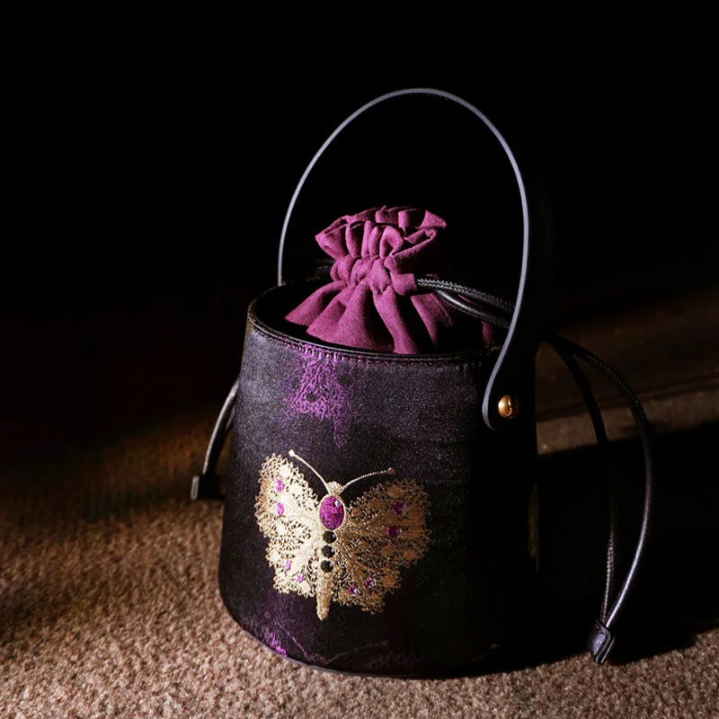 Borsa a tracolla in broccato con scritta "Butterfly Song" di Buddha Stones - Image 2