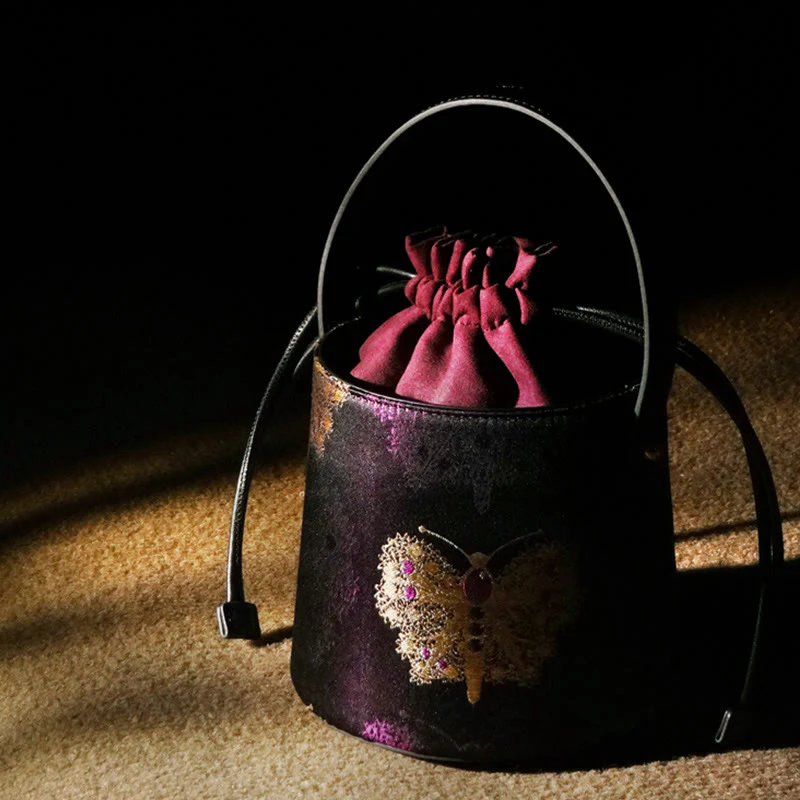 Borsa a tracolla in broccato con scritta "Butterfly Song" di Buddha Stones - Image 3