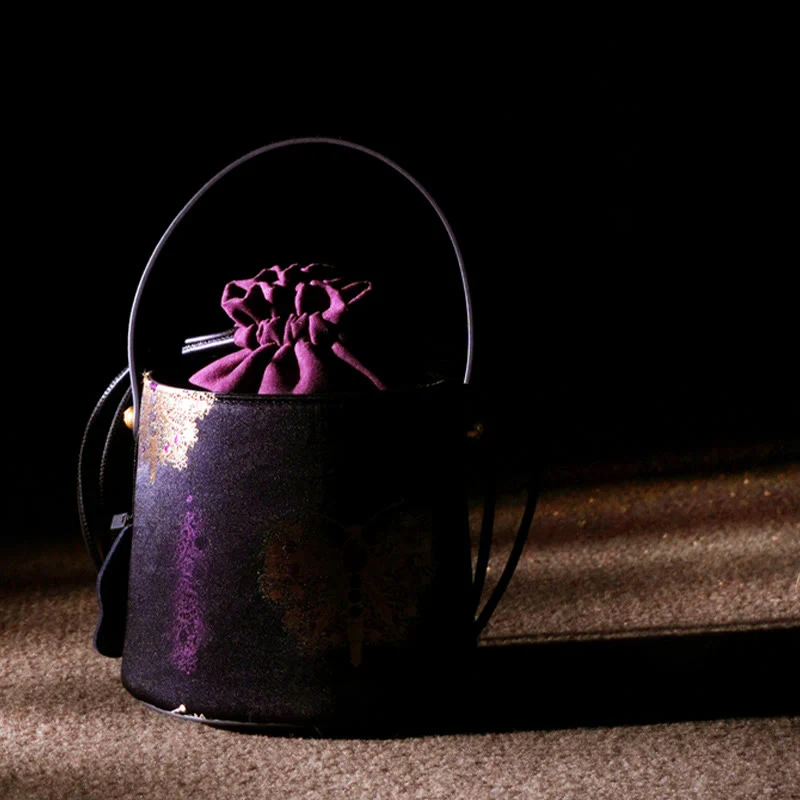 Borsa a tracolla in broccato con scritta "Butterfly Song" di Buddha Stones - Image 4