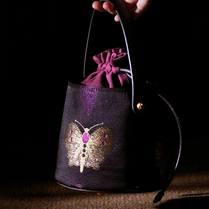 Borsa a tracolla in broccato con scritta "Butterfly Song" di Buddha Stones - Image 5