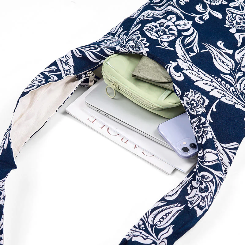Borsa a tracolla in cotone con motivo a fiori blu navy e bianco Buddha Stones - Image 6