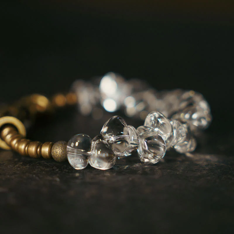 Bracciale Buddha Stones con cristalli bianchi irregolari e purezza del rame