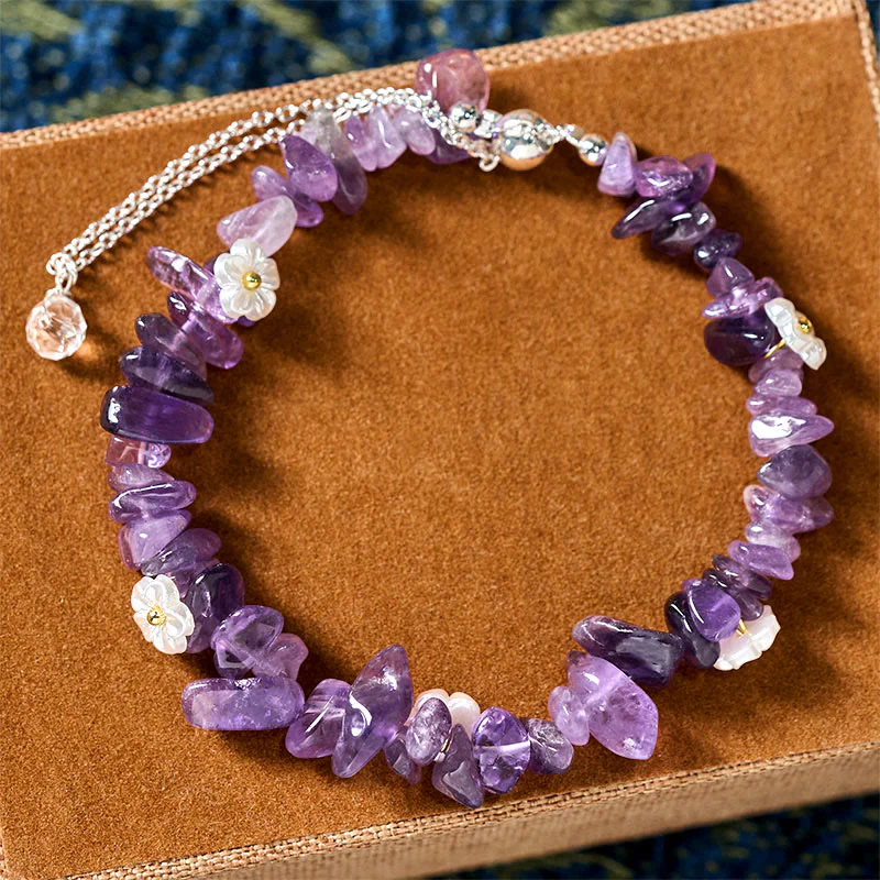 Bracciale Buddha Stones con design a fiore di cristallo irregolare e ametista e cristallo bianco