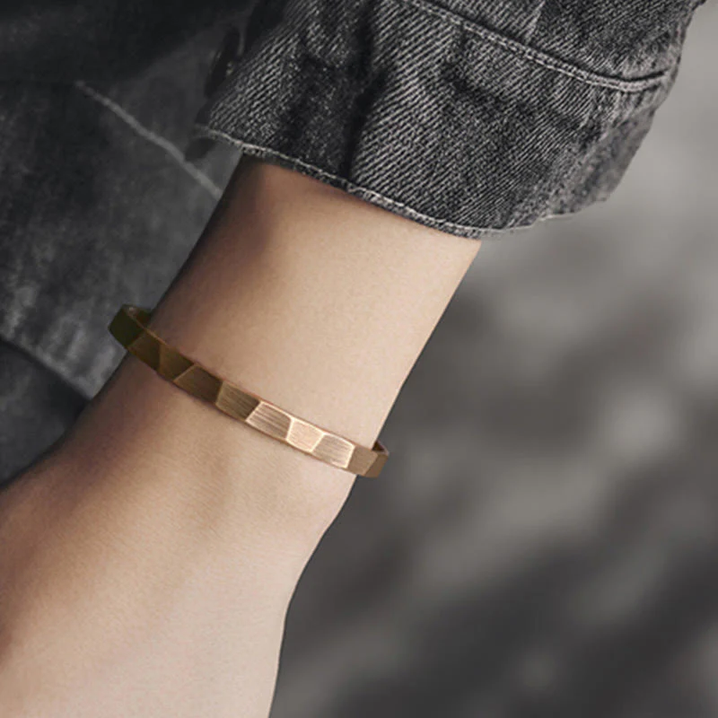 Bracciale regolabile con polsino in rame con design rustico vintage Wealth - Image 2