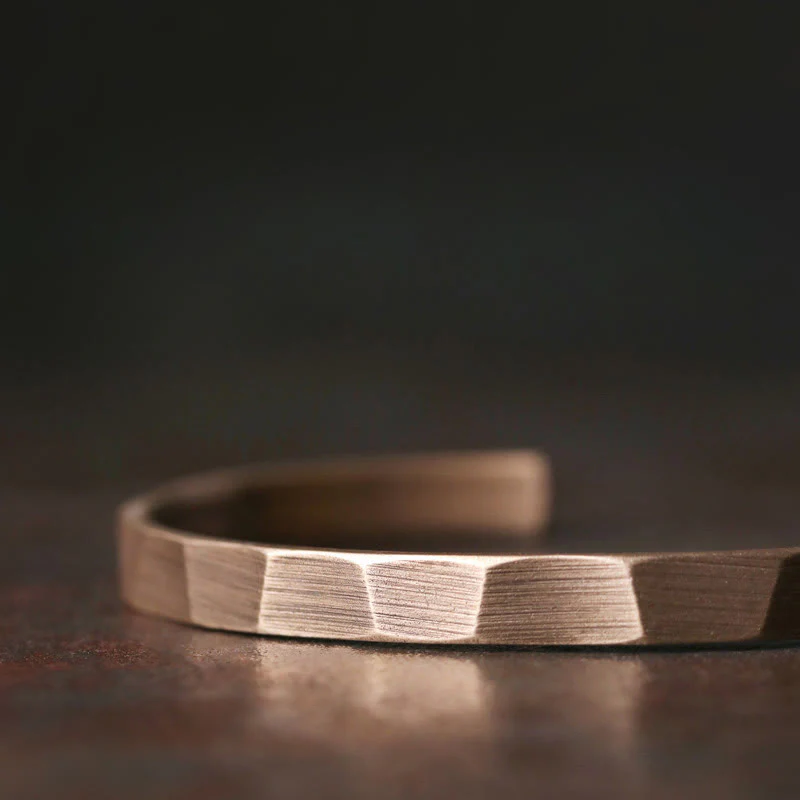 Bracciale regolabile con polsino in rame con design rustico vintage Wealth - Image 4
