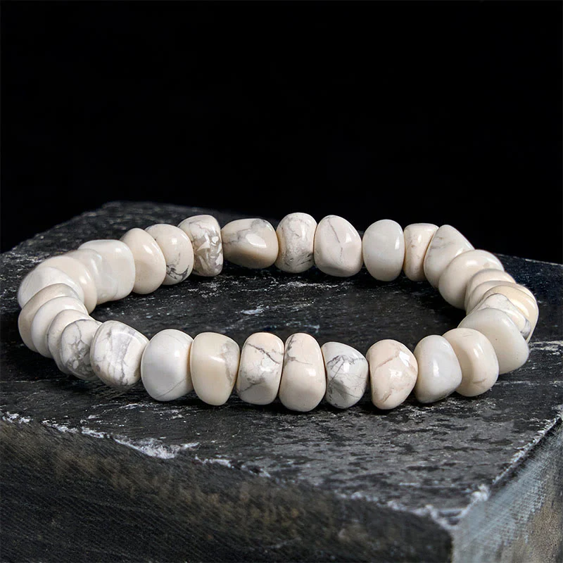 Braccialetto del coraggio con blocchi irregolari di turchese bianco e Buddha Stones