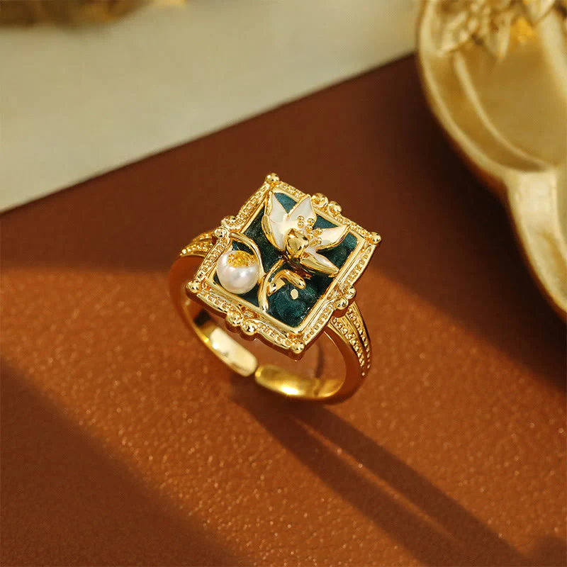 Buddha Stones Anello vintage in rame e perla con dipinto ad olio raffigurante un fiore di loto e una perla, simbolo di ricchezza.