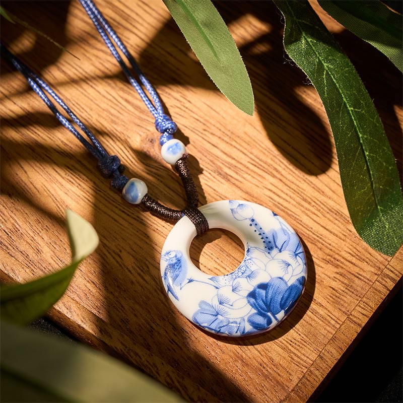 Buddha Stones con ciondolo dell'illuminazione in ceramica con simbolo di loto, simbolo etnico di peonia e fiori di pesco.