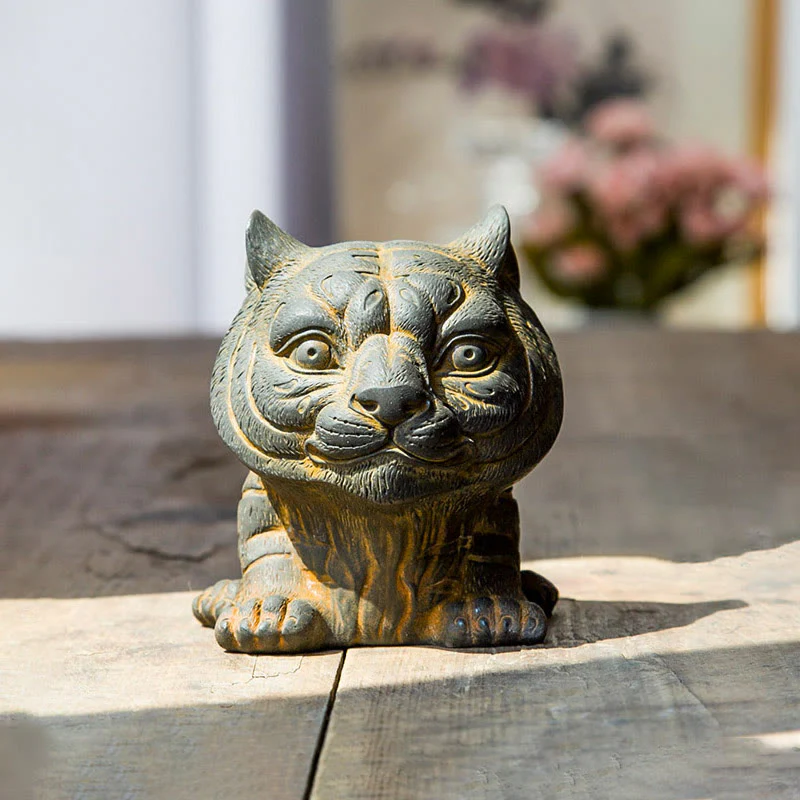 Buddha Stones Fatto a mano Piccola adorabile tigre in polvere di ferro ruggine statua in resina fusa decorazione per la casa