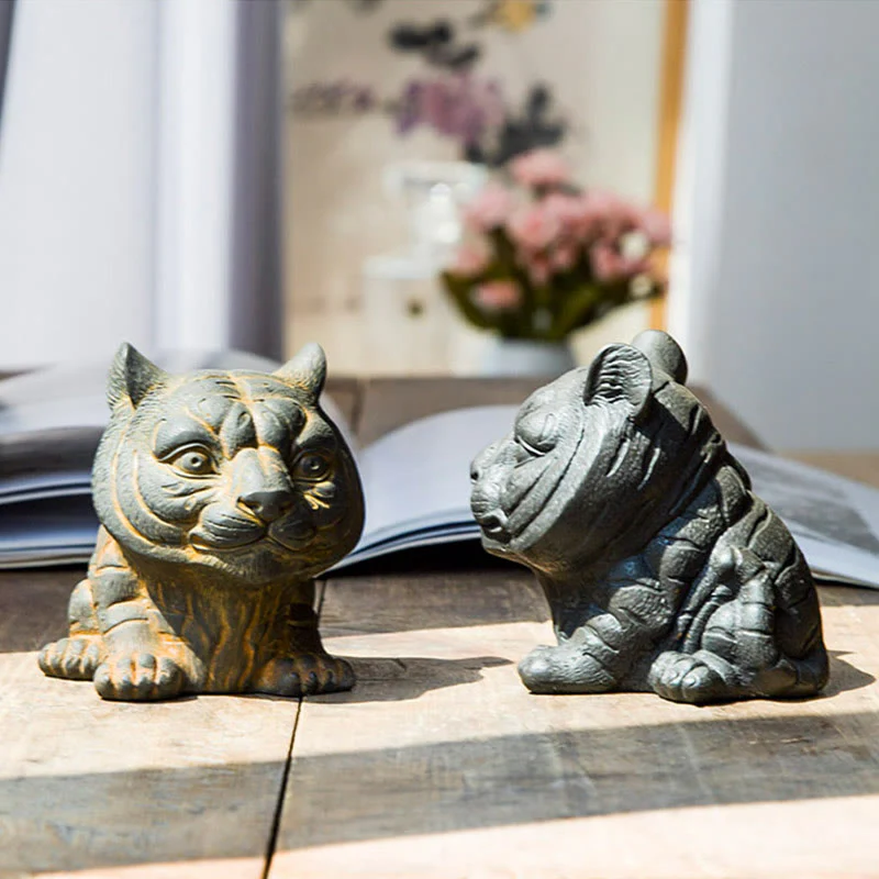 Buddha Stones Fatto a mano Piccola adorabile tigre in polvere di ferro ruggine statua in resina fusa decorazione per la casa - Image 11