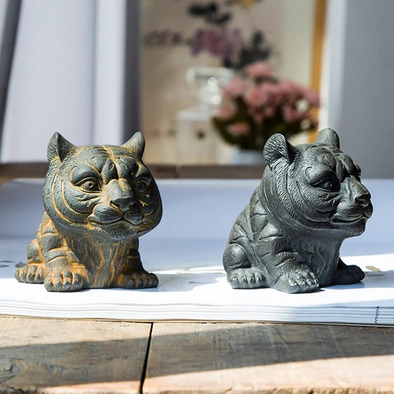 Buddha Stones Fatto a mano Piccola adorabile tigre in polvere di ferro ruggine statua in resina fusa decorazione per la casa - Image 12