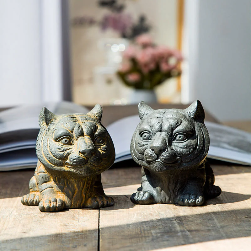 Buddha Stones Fatto a mano Piccola adorabile tigre in polvere di ferro ruggine statua in resina fusa decorazione per la casa - Image 13