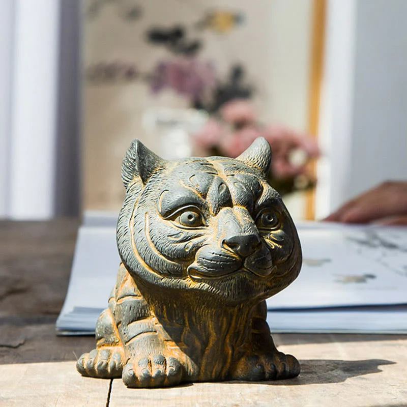 Buddha Stones Fatto a mano Piccola adorabile tigre in polvere di ferro ruggine statua in resina fusa decorazione per la casa - Image 2