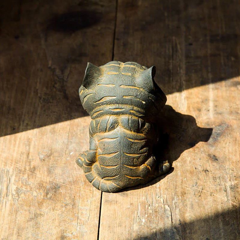 Buddha Stones Fatto a mano Piccola adorabile tigre in polvere di ferro ruggine statua in resina fusa decorazione per la casa - Image 4