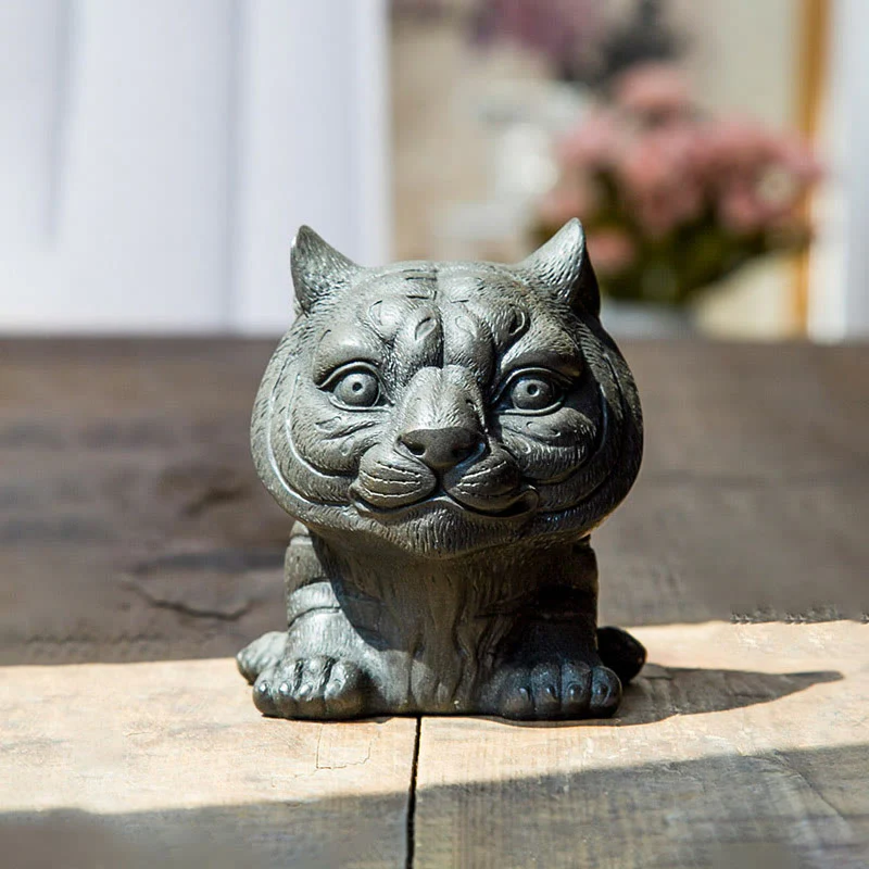 Buddha Stones Fatto a mano Piccola adorabile tigre in polvere di ferro ruggine statua in resina fusa decorazione per la casa - Image 8