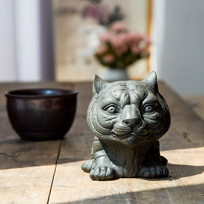 Buddha Stones Fatto a mano Piccola adorabile tigre in polvere di ferro ruggine statua in resina fusa decorazione per la casa - Image 9