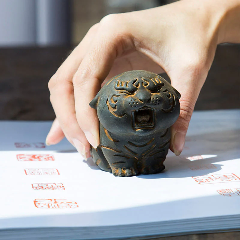 Buddha Stones Mini Carino Tigre Ferro Polvere Ruggine Statua Resina Decorazione Casa - Image 4