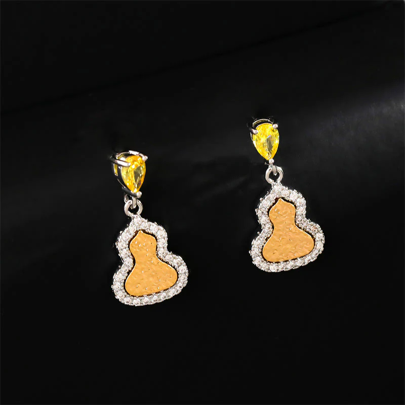 Buddha Stones Orecchini a lobo "Golden Gourd Zircon Copper Wealth" a forma di zucca dorata con ciondolo a forma di zircone.
