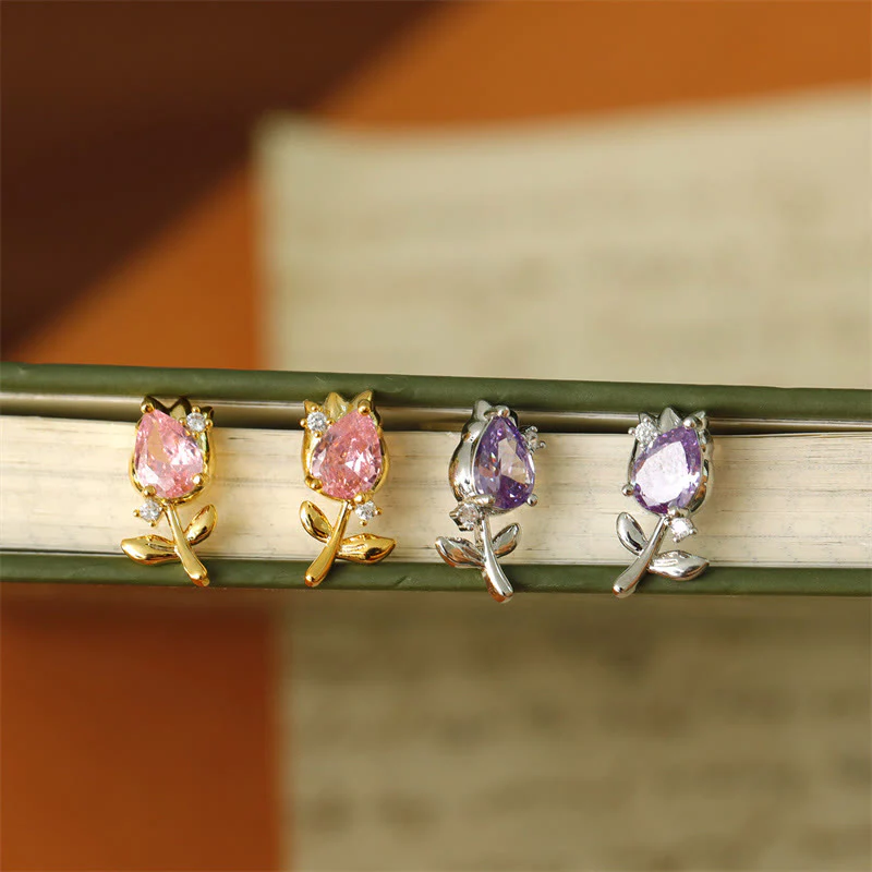 Buddha Stones Orecchini a perno curativi a forma di tulipano rosa e viola con zirconi e rame.