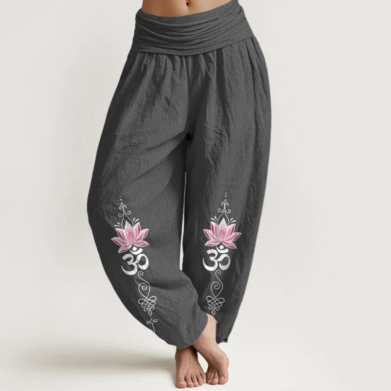 Buddha Stones Pantaloni harem da donna in cotone con motivo a fiore di loto e scritta OM in sanscrito, con elastico in vita. - Image 12