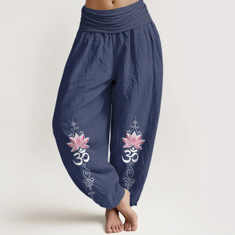 Buddha Stones Pantaloni harem da donna in cotone con motivo a fiore di loto e scritta OM in sanscrito, con elastico in vita. - Image 9