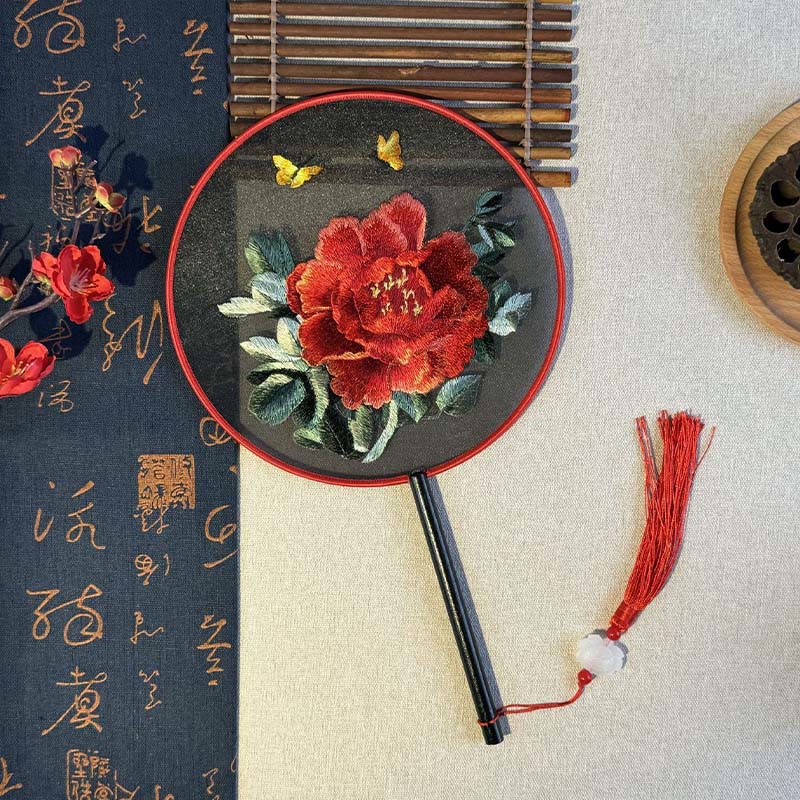 Buddha Stones Peonia Fiori Farfalla Ricamato Ventilatore Portatile Manico in Legno - Image 3