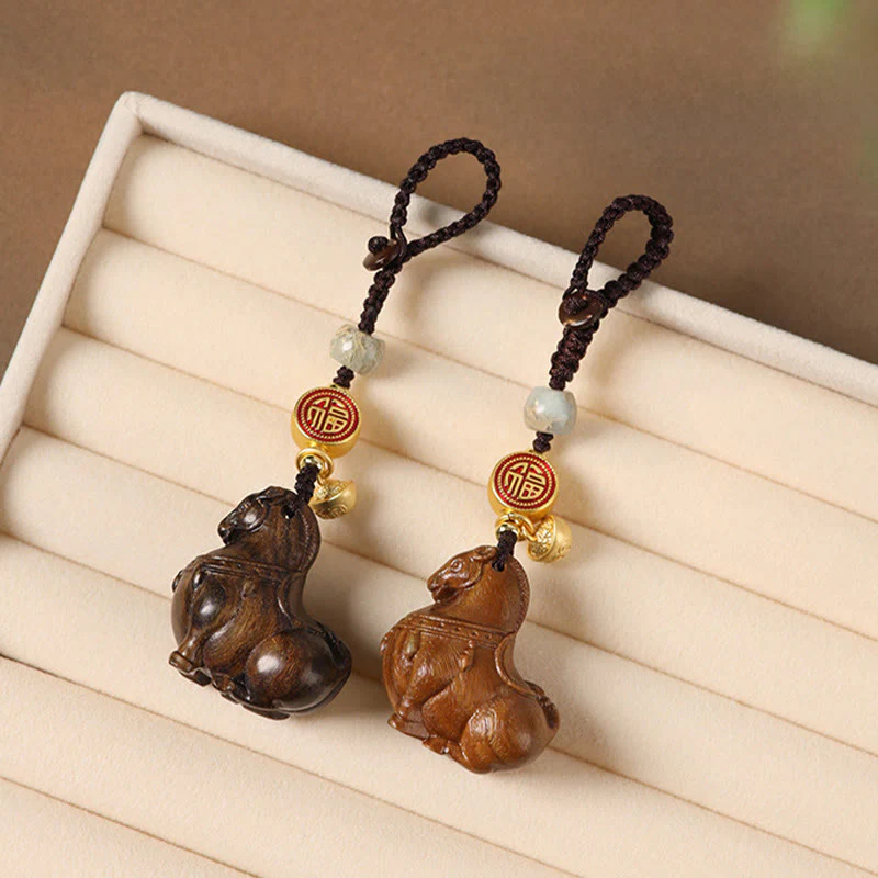 Buddha Stones Portachiavi con piccola foglia di sandalo rosso e vari tipi di sandalo, simbolo dell'anno del cavallo Fu - Image 22