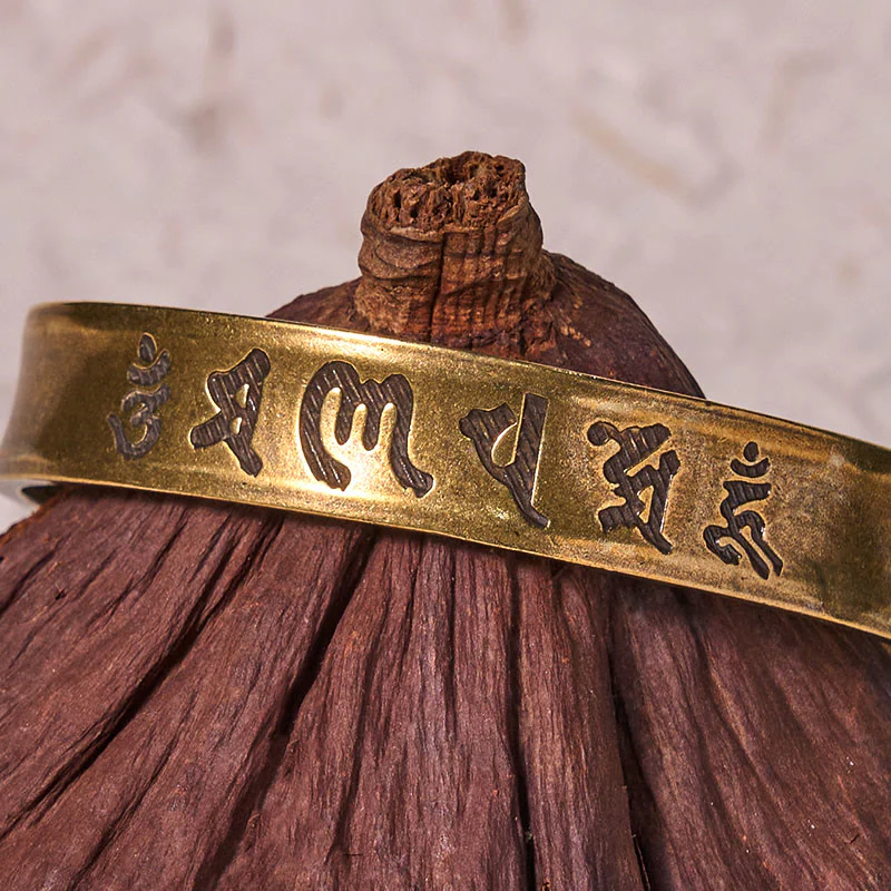 Buddha Stones Sei parole vere 'om Mani Padme Hum' Sutra del cuore Bracciale rigido in ottone e rame per la pace interiore - Image 4