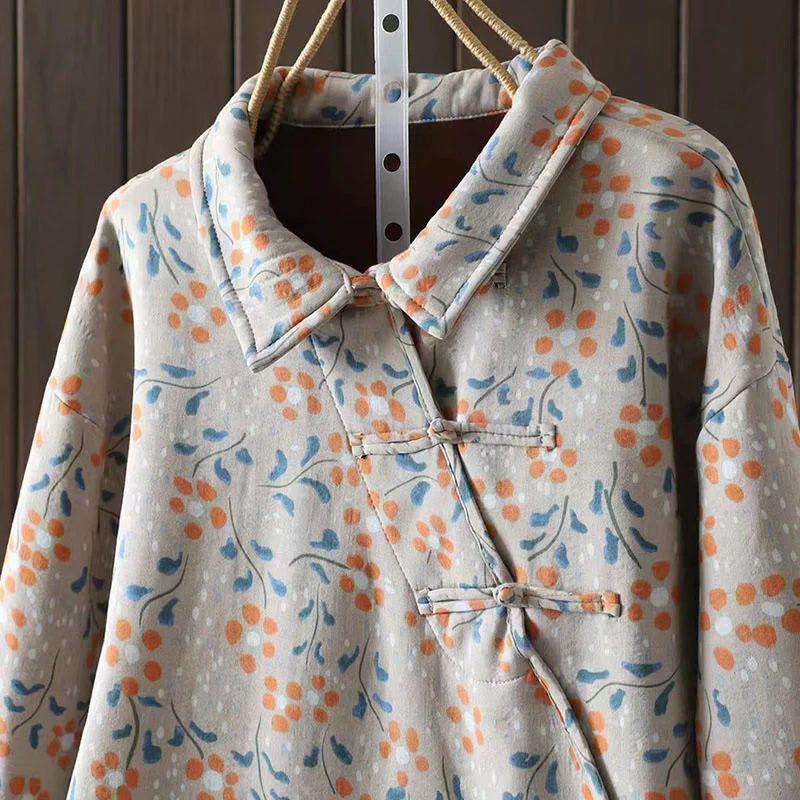 Camicia da donna in cotone a maniche lunghe con colletto rialzato, bottoni a rana, Buddha Stones, fiori invernali, foglie verdi - Image 15