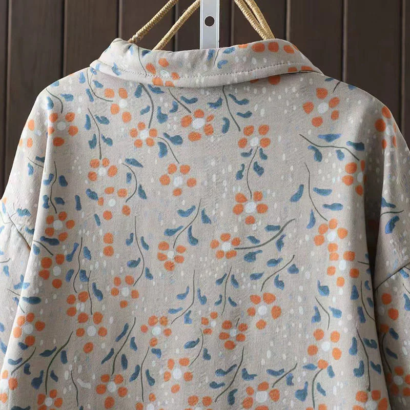 Camicia da donna in cotone a maniche lunghe con colletto rialzato, bottoni a rana, Buddha Stones, fiori invernali, foglie verdi - Image 16