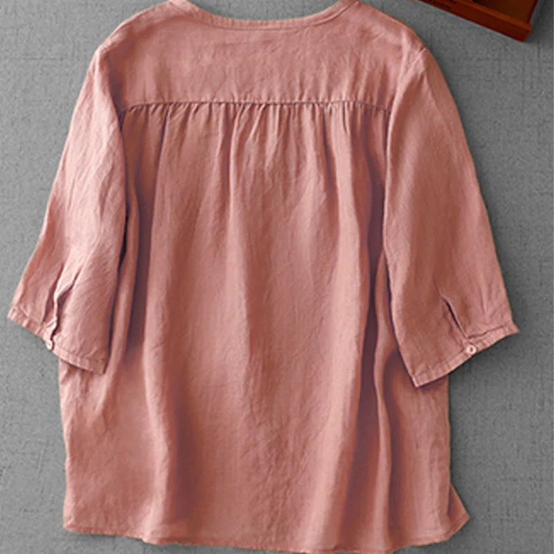 Camicia da donna a maniche corte in cotone con ricamo artistico a tinta unita e bottoni frontali, con motivo Buddha Stones. - Image 2