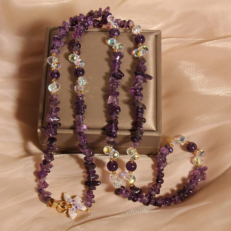 Collana con ciondolo a forma di farfalla, fiore, ametista, quarzo fragola e pietre Buddha Stones.