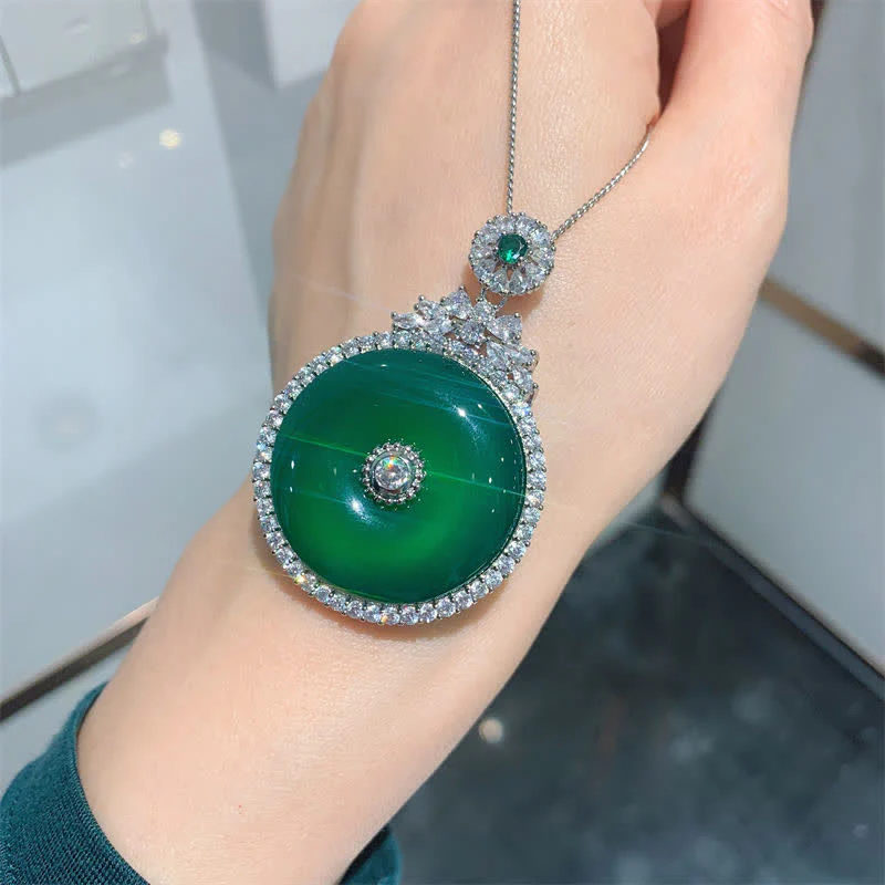 Collana con ciondolo a forma di fibbia rotonda in calcedonio verde con Buddha Stones e forza della pace - Image 2