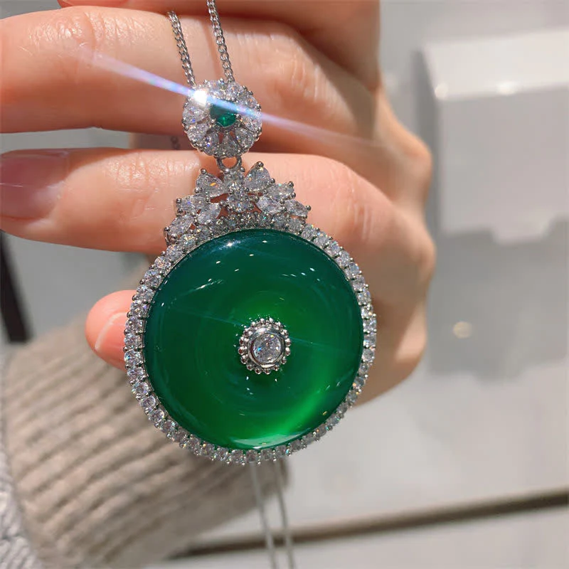 Collana con ciondolo a forma di fibbia rotonda in calcedonio verde con Buddha Stones e forza della pace - Image 4