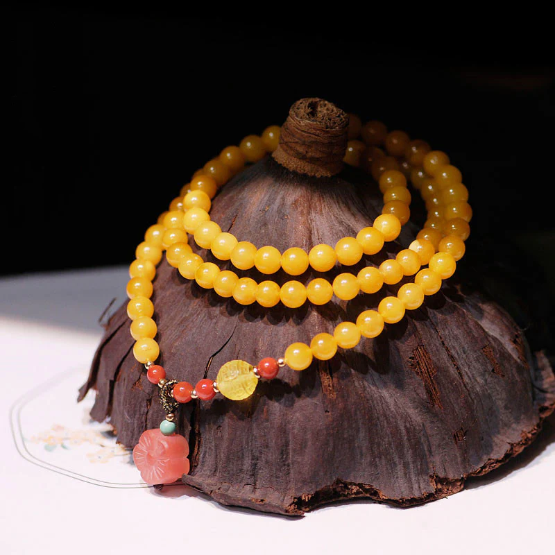 Collana con ciondolo a forma di fiore in ambra curativa e bilanciata