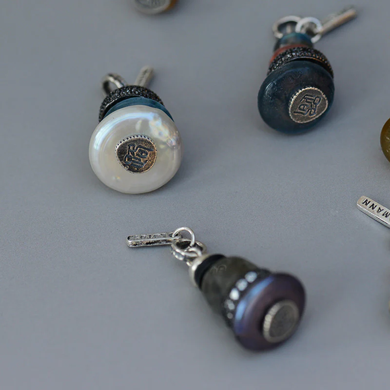 Collana con ciondolo calmante in labradorite con vari cristalli e Buddha Stones Zen Cairn - Image 8