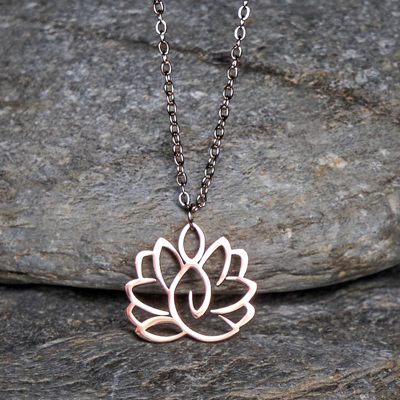 Collana con ciondolo dell'illuminazione in acciaio inossidabile con design a forma di loto cavo Buddha Stones - Image 15