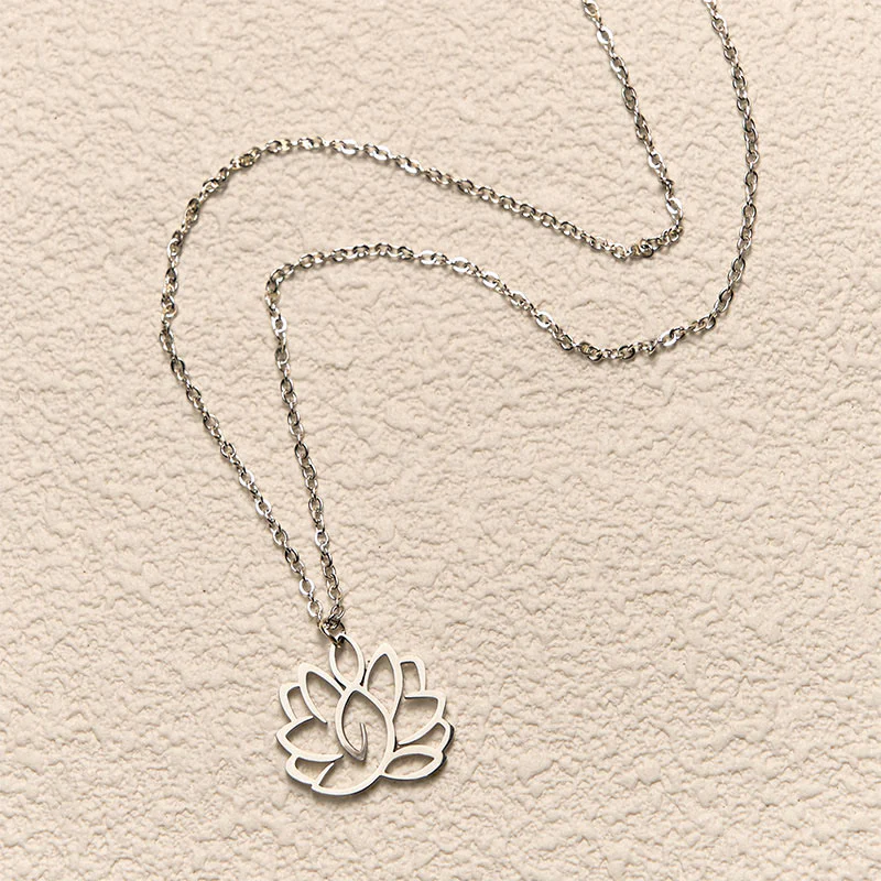 Collana con ciondolo dell'illuminazione in acciaio inossidabile con design a forma di loto cavo Buddha Stones - Image 3
