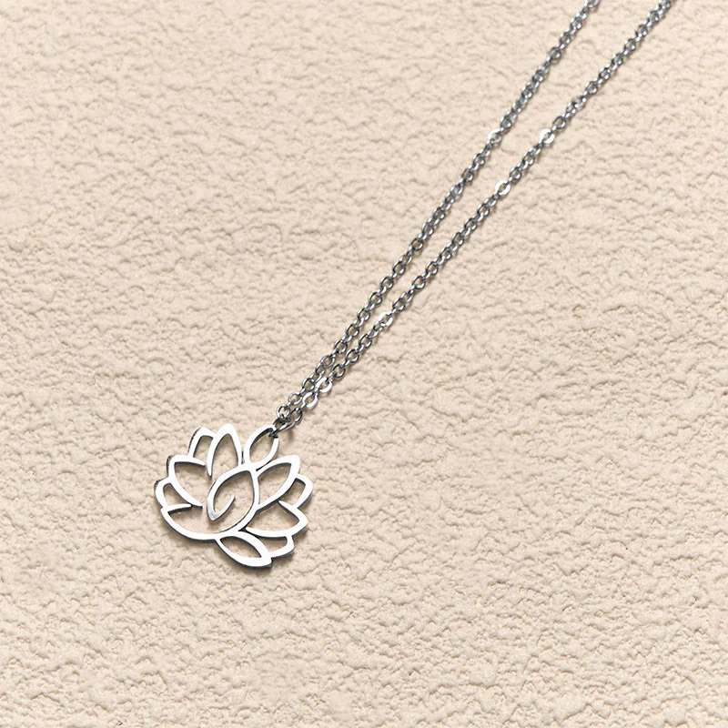 Collana con ciondolo dell'illuminazione in acciaio inossidabile con design a forma di loto cavo Buddha Stones - Image 4