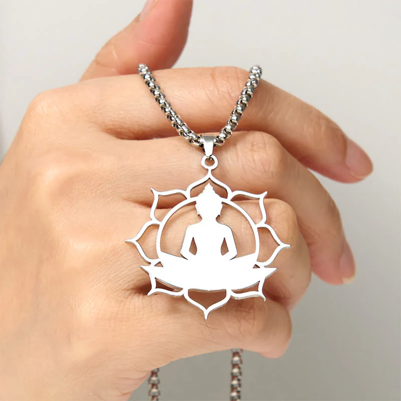 Collana con ciondolo dell'illuminazione in acciaio inossidabile con design vintage Buddha Stones Buddha seduto sul loto di Buddha - Image 13