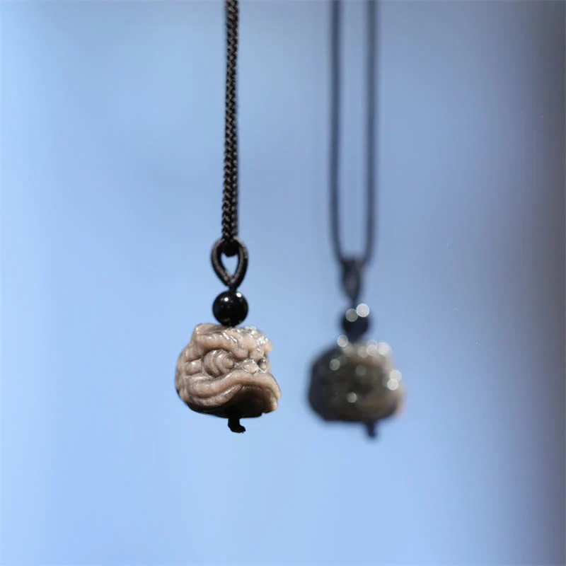 Collana con ciondolo di protezione del leone danzante in ossidiana lucida d'argento naturale Buddha Stones